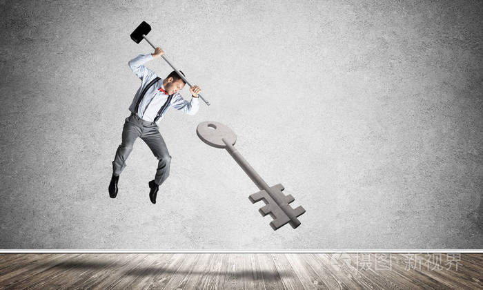 坚定的商人用锤子石头关键人物打破空虚的内部