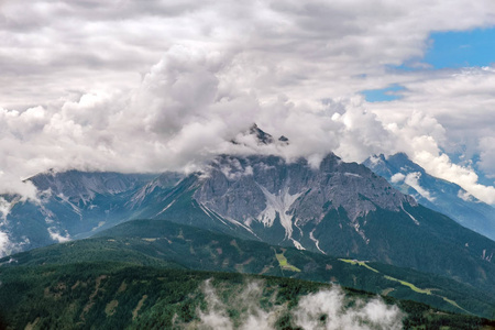 云中高山之巅