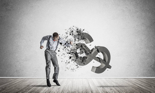 暴怒一位年轻的暴怒商人在空房里被石头符号砸得粉碎照片