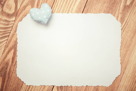 爱的心和木桌上的一张白纸图片