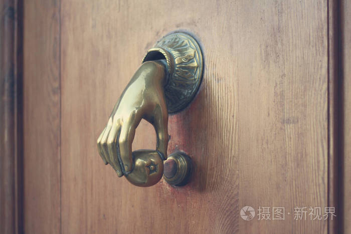 用苹果手敲门的老式锣柄