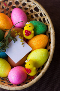 鲜艳的复活节彩蛋和鸡肉