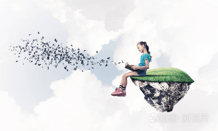 可爱的微笑少女漂浮在天空岛阅读书照片-正版商用图片164uv8-摄图新视