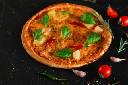 披萨，西兰花，番茄酱，奶酪。食物背景