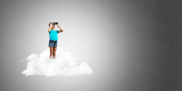 可爱的女孩站在云端，用望远镜看