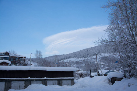 俄罗斯西伯利亚自然冬霜寒冷太加雪林步道相当桥河冰海岸冬季景观傍晚度假自然美丽