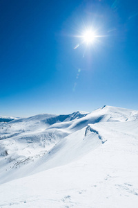 雪山太阳垂直照片