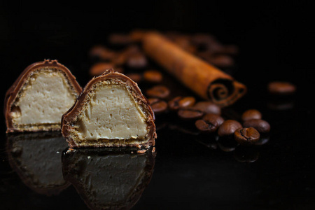 糖果巧克力填充奶油咖啡黑色背景。 食物背景。 复制空间
