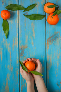 橘子新鲜多汁的柑橘类水果克莱门汀。 顶部