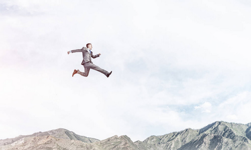 西装商人在空中奔跑,作为活跃生活地位的象征.