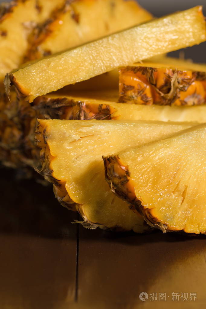 在桌子上的砧板上剥皮的菠萝