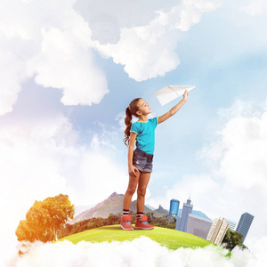 个 城市浮岛扔纸飞机的可爱小女孩 相似素材图片