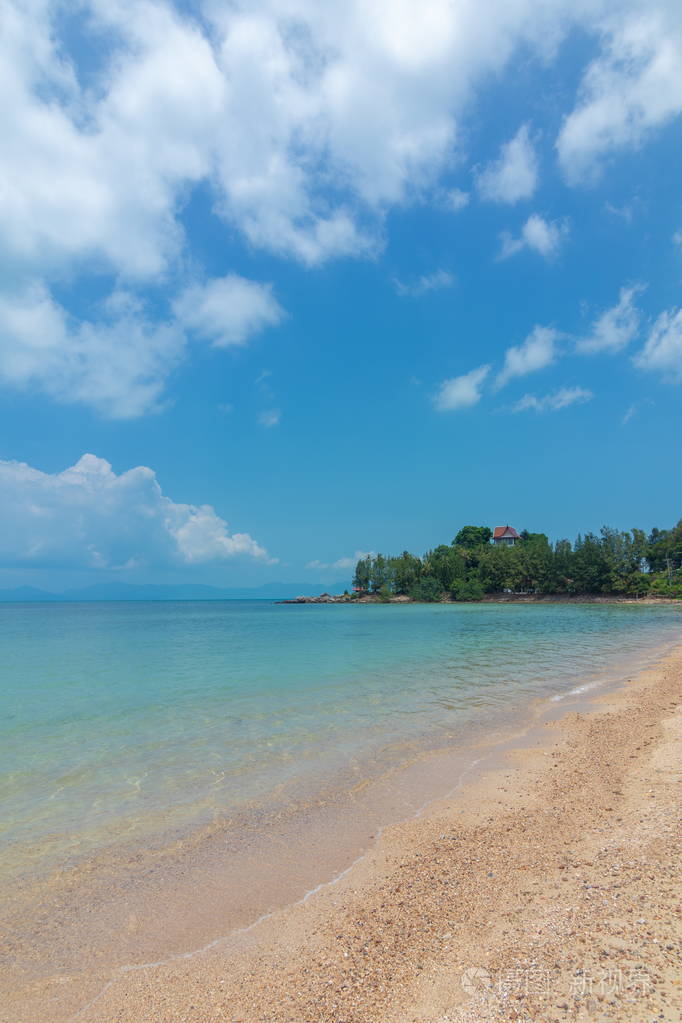 海滩,沙滩,绿松石水和蓝天