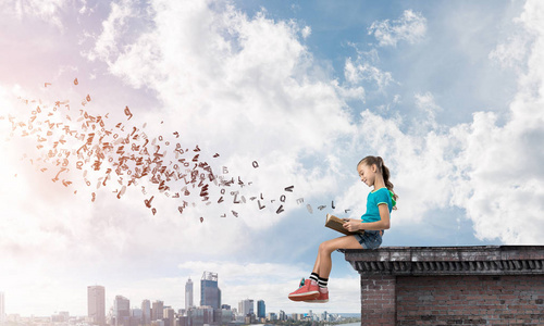 可爱的小女孩坐在屋顶上看书，信在空中飞舞