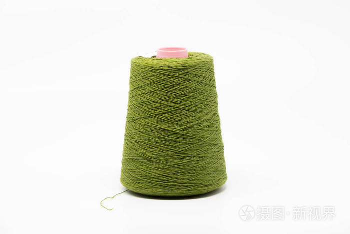 深绿色纱线，用于编织和缝纫，隔离在白色背景上。