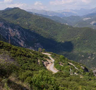 在阳光明媚的夏天观看山路和森林T zoumerka希腊山区Pindos。