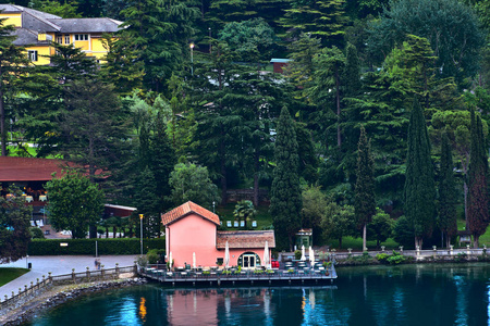 意大利夏季美丽的加尔达湖里瓦德尔加德镇和加尔达湖的景色