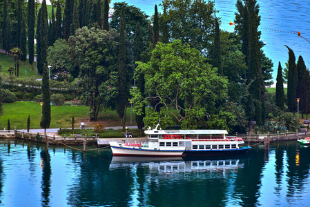意大利夏季美丽的加尔达湖里瓦德尔加德镇和加尔达湖的景色