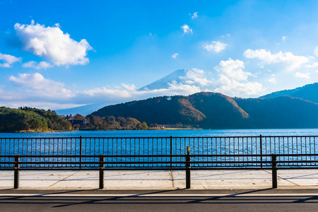 日本大林湖边枫叶树的富士山美景