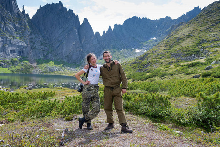 山里的旅行者杜斯阿林俄罗斯远东哈巴罗夫斯克地区。 女孩和男孩在山湖的名字熊岭杜塞阿林俄罗斯远东哈巴罗夫斯克地区。
