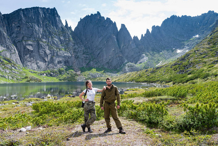 山里的旅行者杜斯阿林俄罗斯远东哈巴罗夫斯克地区。 女孩和男孩在山湖的名字熊岭杜塞阿林俄罗斯远东哈巴罗夫斯克地区。