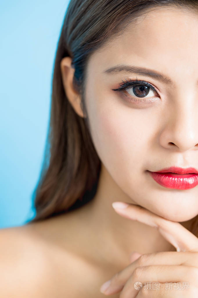 有着美丽的嘴唇和眼睛的年轻美女的半张脸照片-正版商用图片165db6-摄