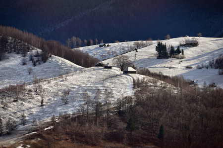 罗马尼亚卡法提安山冬季景观。罗马尼亚莫西乌地区糠区农村冬季景观