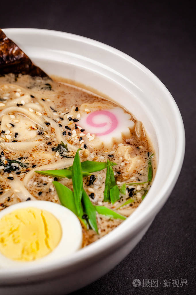 亚洲美食的概念拉面汤中国面条鸡蛋玉米青葱和鱼调味日本菜或中国菜