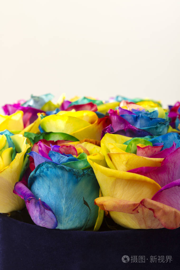 近距离观看彩色玫瑰花束