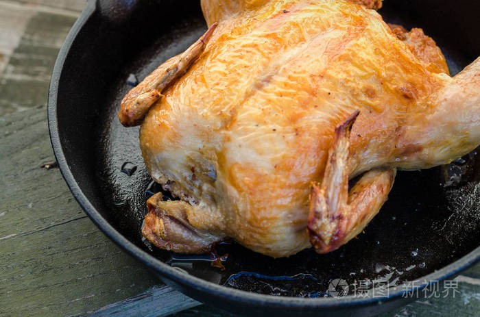 整只烤鸡和木制背景.