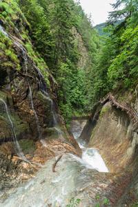 瑞士阿尔卑斯山杜杜兰三峡瀑布图片