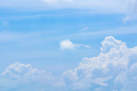 白色的天空蓝图片