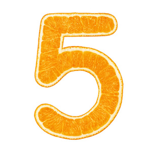 数字5(数字5)由白色背景上分离的橙色水果制成,带有剪裁路径照片