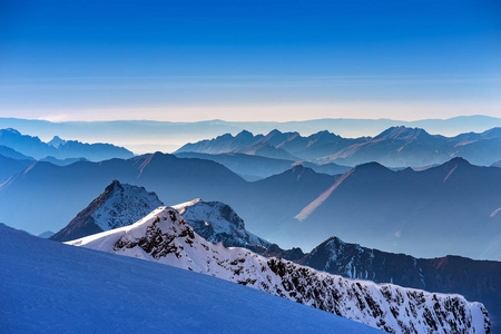 日落时分，阿尔卑斯山的一层山峰，从欧洲山顶的Jungfrau俯瞰，那里是欧洲最高的山峰，瑞士