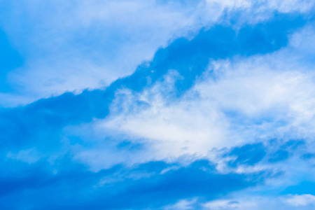 统计气象气象中心组成蓝色的天空和美丽的云为脸谱封面背景3d 插图