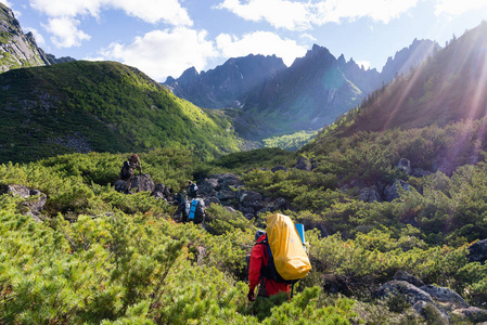 在俄罗斯远东哈巴罗夫斯克克拉伊山脉旅行。 山上一个美丽的山谷。