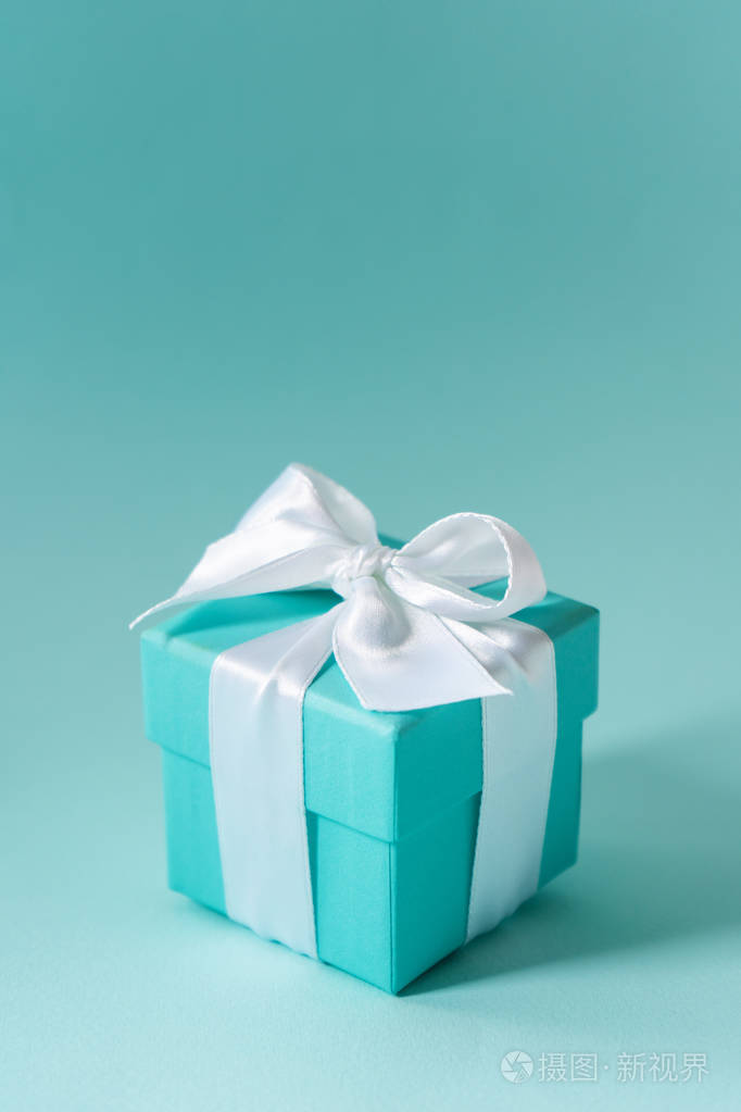 蒂芙尼蓝色的盒子系在白色的绸带上