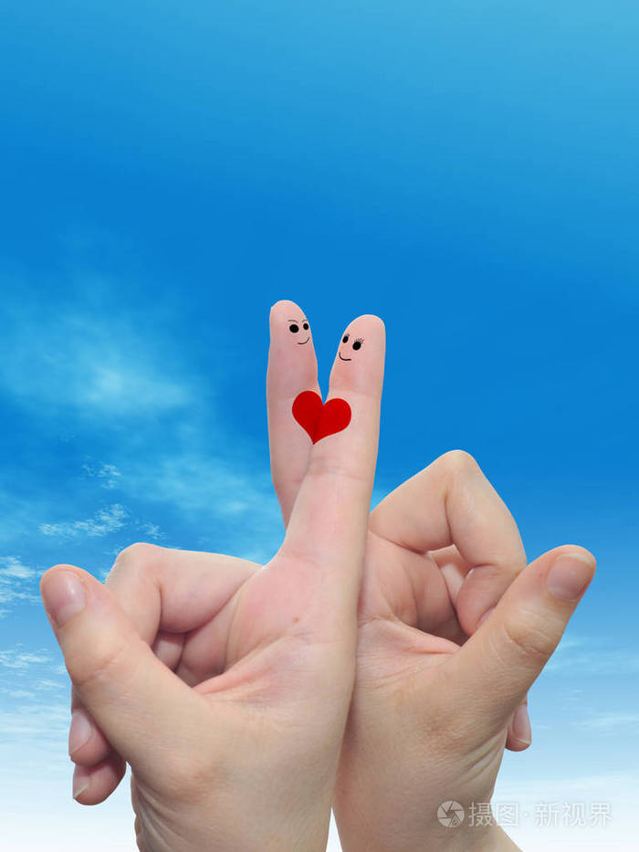 用两个手指涂着红色的心,在云蓝色的天空背景上微笑着的脸