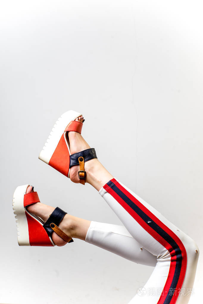 白色长裤和鞋子的女性腿