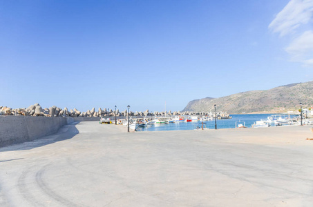 位于风景如画的希腊克里特岛海岸的渔港。