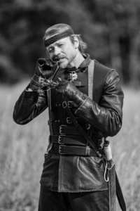 男演员,穿着历史皮革服装的骑士从幻想游戏幻想绿色骑士男演员,穿着