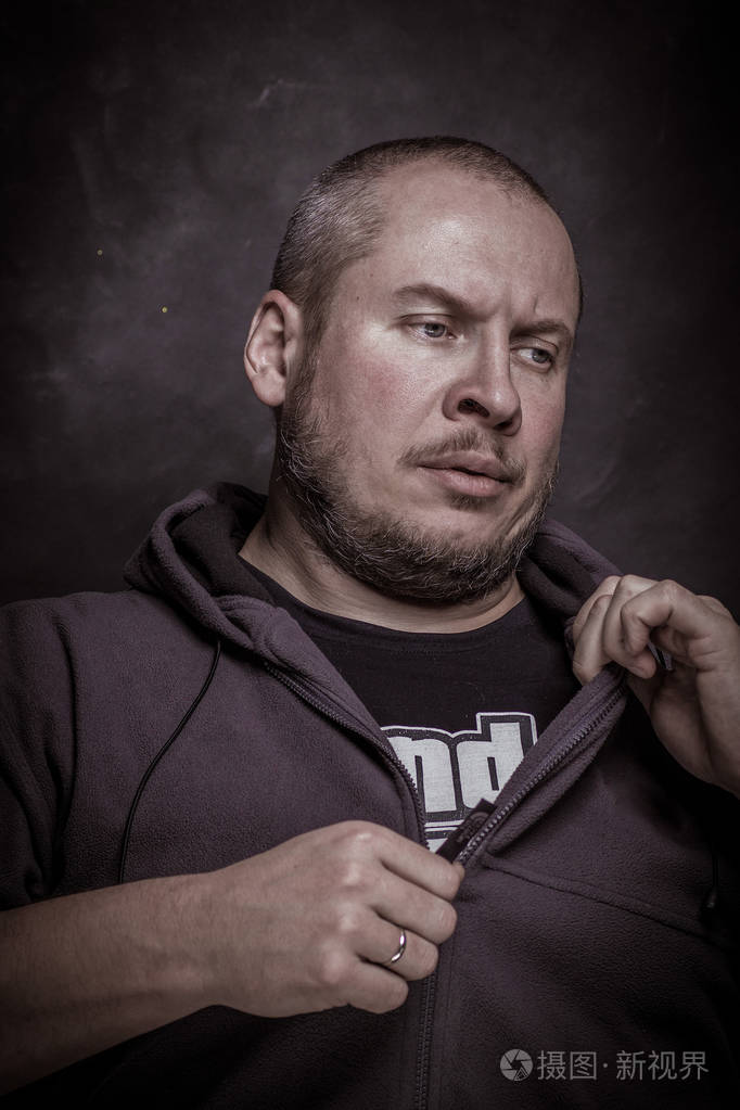 情感演员,野蛮人,戴着黑色背景的帽子留着胡子