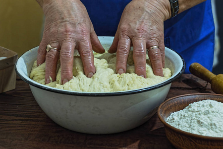 老妇人正在准备面包