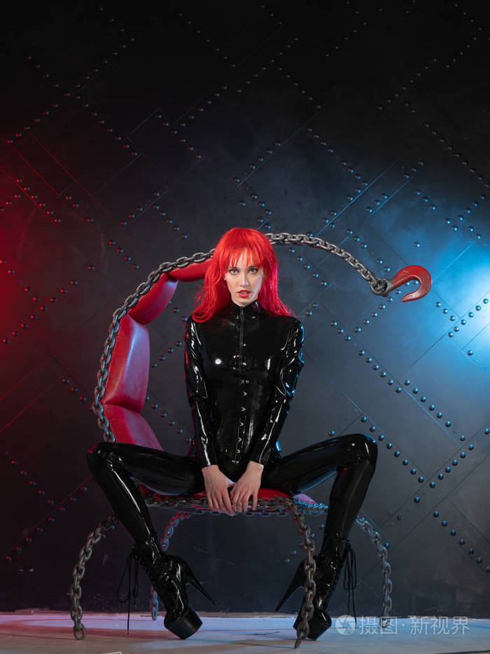 危险的,残忍的,恋物癖的,红头发的女孩,穿着黑色的