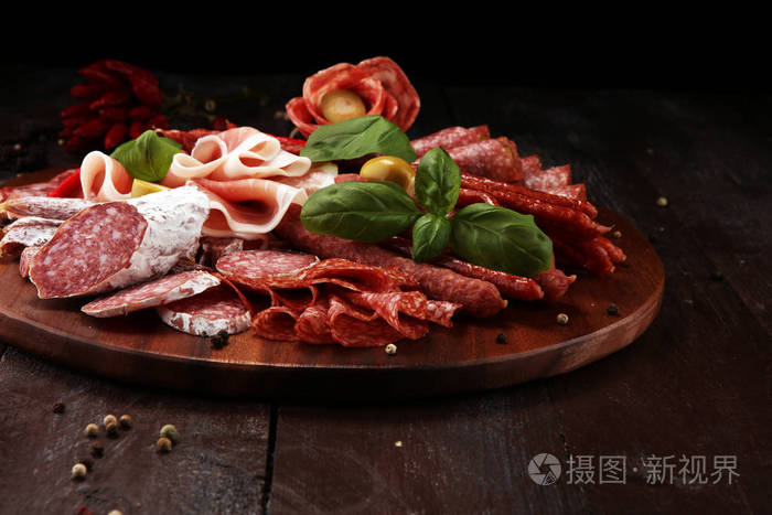 食物托盘与美味的意大利腊肠切片意大利火腿肠和罗勒. 有选择的肉盘.