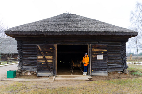 白俄罗斯明斯克2016年2月10日一群游客参观了建筑和农村生活博物馆。
