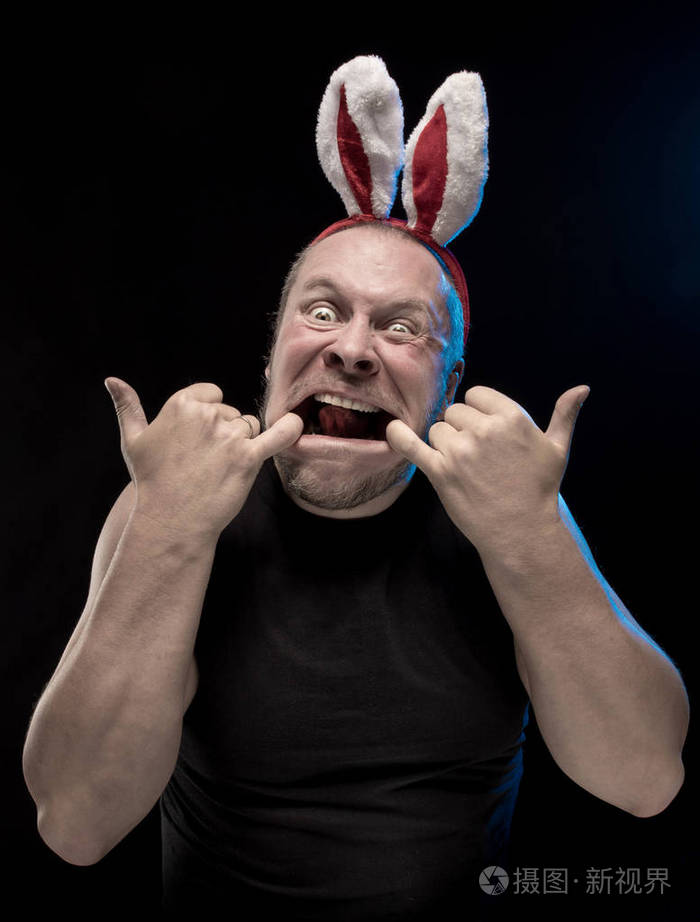 圣诞前夕戴兔子耳朵的男人