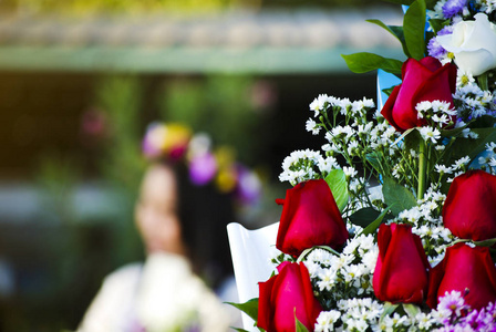 选择性聚焦红玫瑰花束为应届毕业生毕业日。