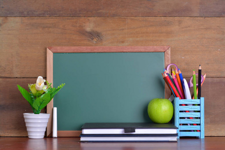 回到学校的概念，苹果在黑板前的桌子上
