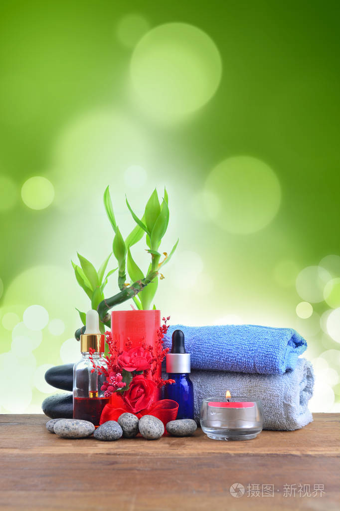 美丽的水疗组合与红色蜡烛在绿色的背景spa概念